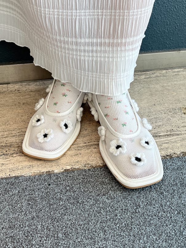 ホワイト系のスカート、ホワイト系のパンプス、ホワイト系のシャツ/ブラウスを着用したレディースの夏コーディネートの5枚目の写真