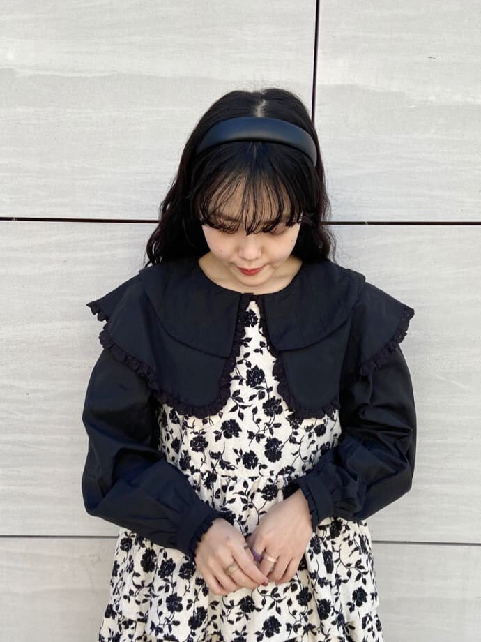 グリーン系のチェスターコート、ブラック系のシャツ/ブラウス、ブラック系のローファーを着用したレディースの冬コーディネートの5枚目の写真