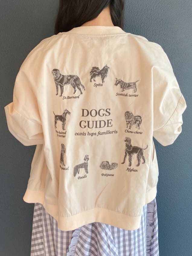 ホワイト系のブルゾン、グレー系のスカート、ホワイト系のシャツ/ブラウスを着用したレディースの秋コーディネートの6枚目の写真