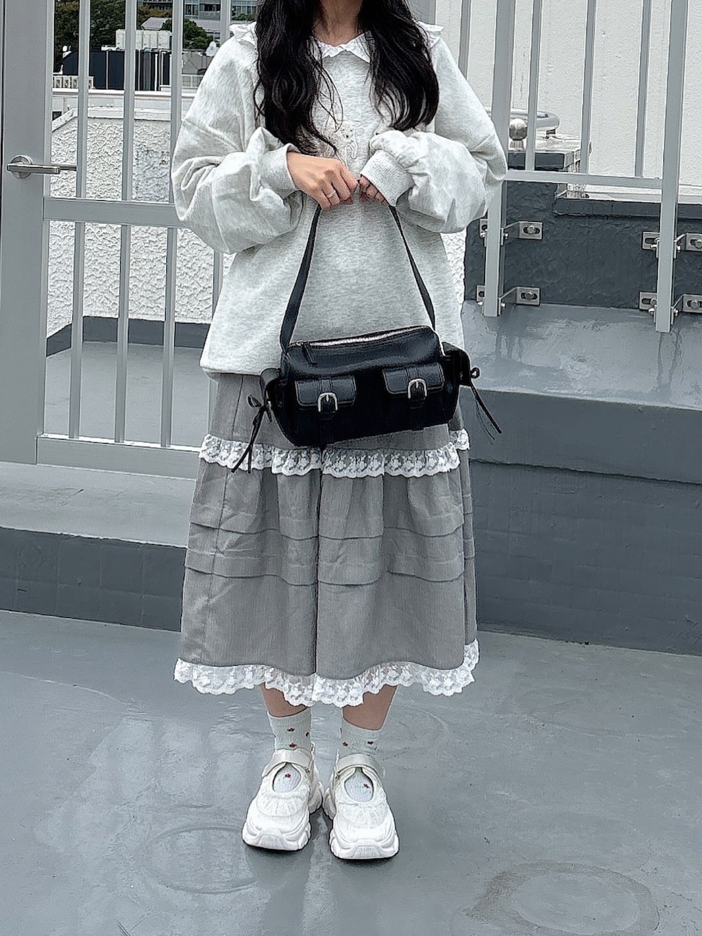 ホワイト系のシャツ/ブラウス、グレー系のスウェット、ブラック系のショルダーバッグを着用したレディースの秋コーディネートの2枚目の写真