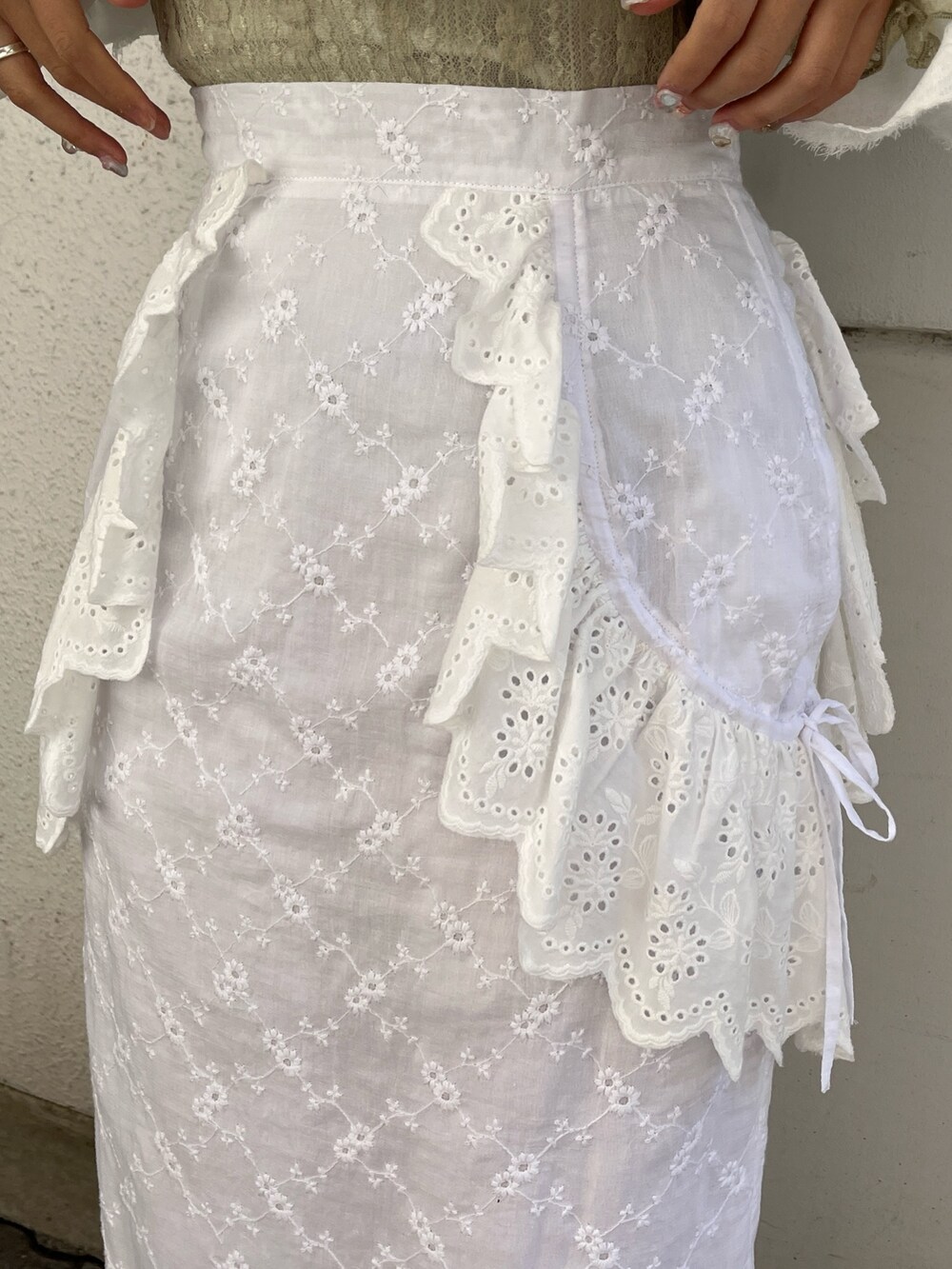 ホワイト系のシャツ/ブラウス、グリーン系のTシャツ/カットソー、ホワイト系のスカートを着用したレディースの冬コーディネートの8枚目の写真