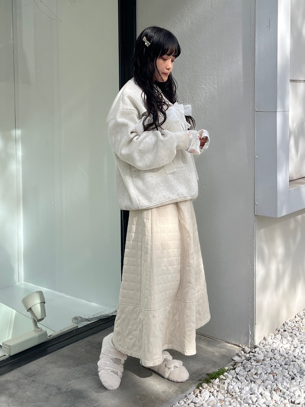 ホワイト系のスウェット、ホワイト系のTシャツ/カットソー、ホワイト系のスカートを着用したレディースの冬コーディネートの3枚目の写真