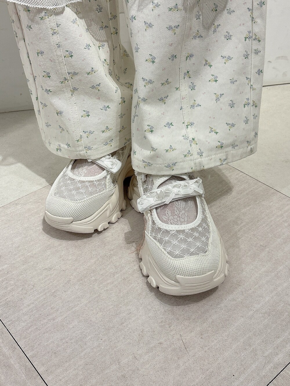 ホワイト系のTシャツ/カットソー、ホワイト系のワンピース、ホワイト系のカーゴパンツを着用したレディースの春コーディネートの6枚目の写真