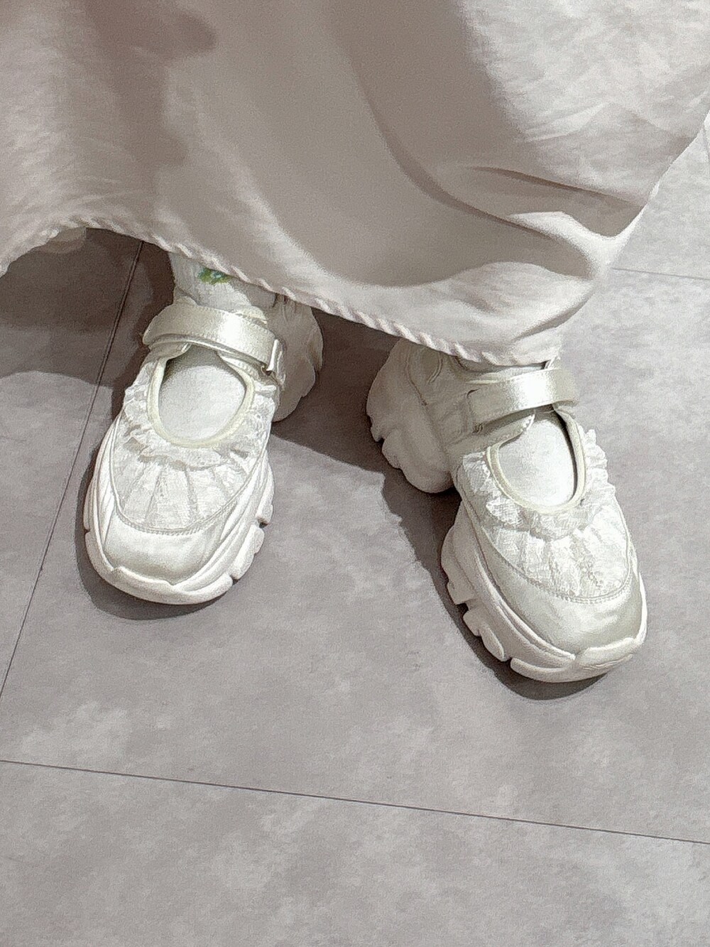 ホワイト系のTシャツ/カットソー、ホワイト系のワンピース、ホワイト系のスニーカーを着用したレディースの春コーディネートの9枚目の写真