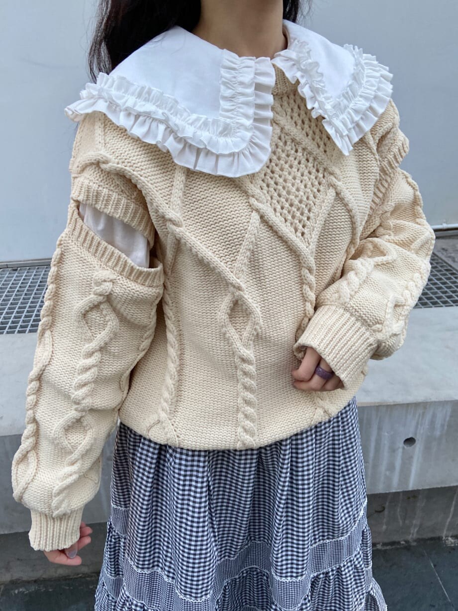 ホワイト系のパンプス、ホワイト系のシャツ/ブラウス、ブラック系のスカートを着用したレディースの冬コーディネートの5枚目の写真