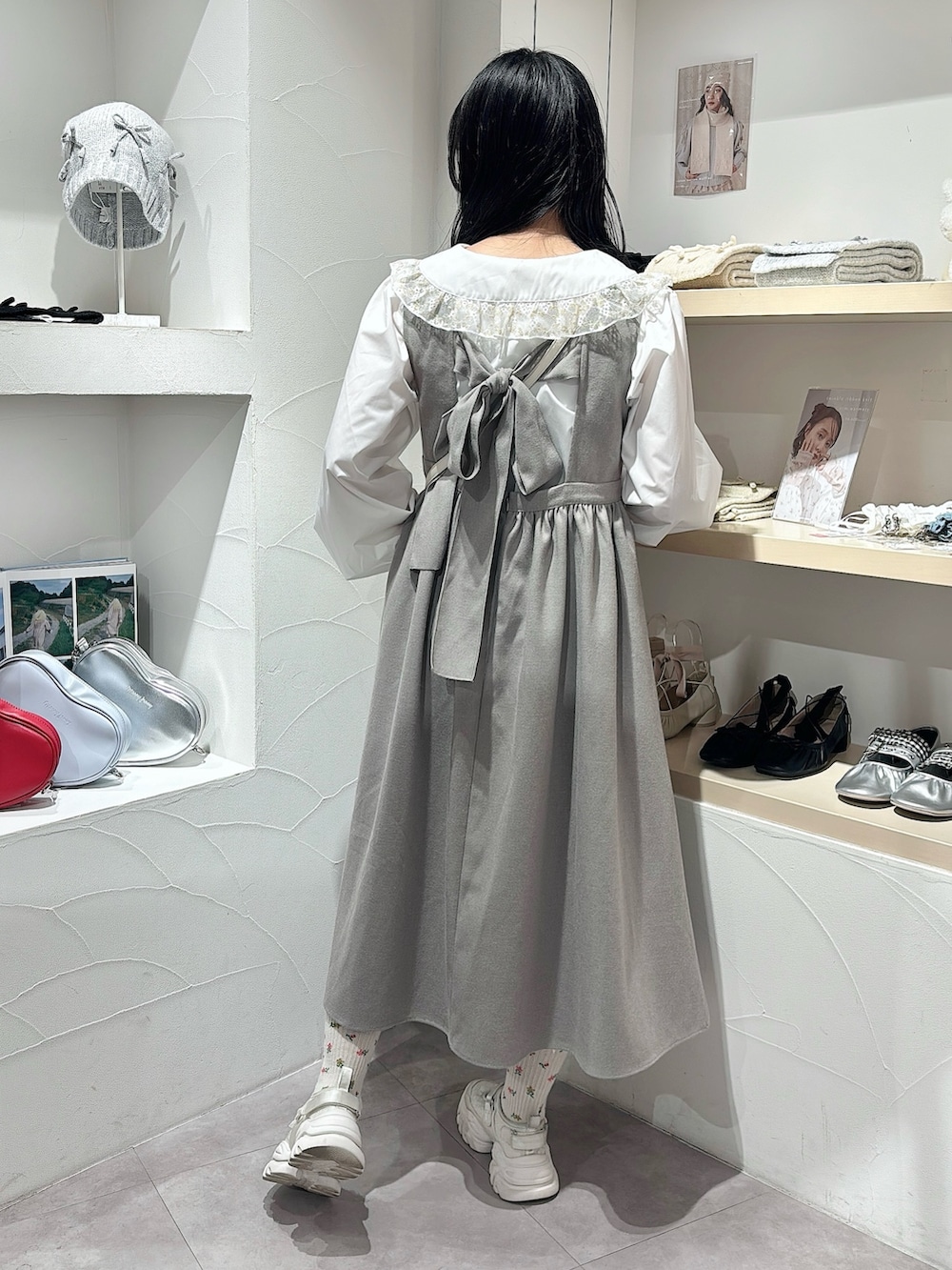 ゴールド系のシャツ/ブラウス、グレー系のワンピース、ホワイト系のショルダーバッグを着用したレディースの秋コーディネートの4枚目の写真