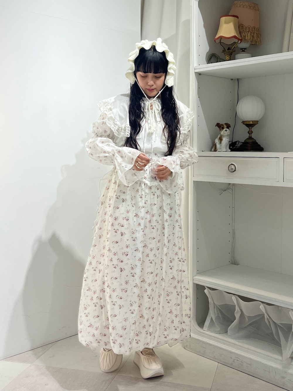 ホワイト系のカーディガン/ボレロ、ホワイト系のTシャツ/カットソー、ホワイト系のスカートを着用したレディースの秋コーディネートの2枚目の写真