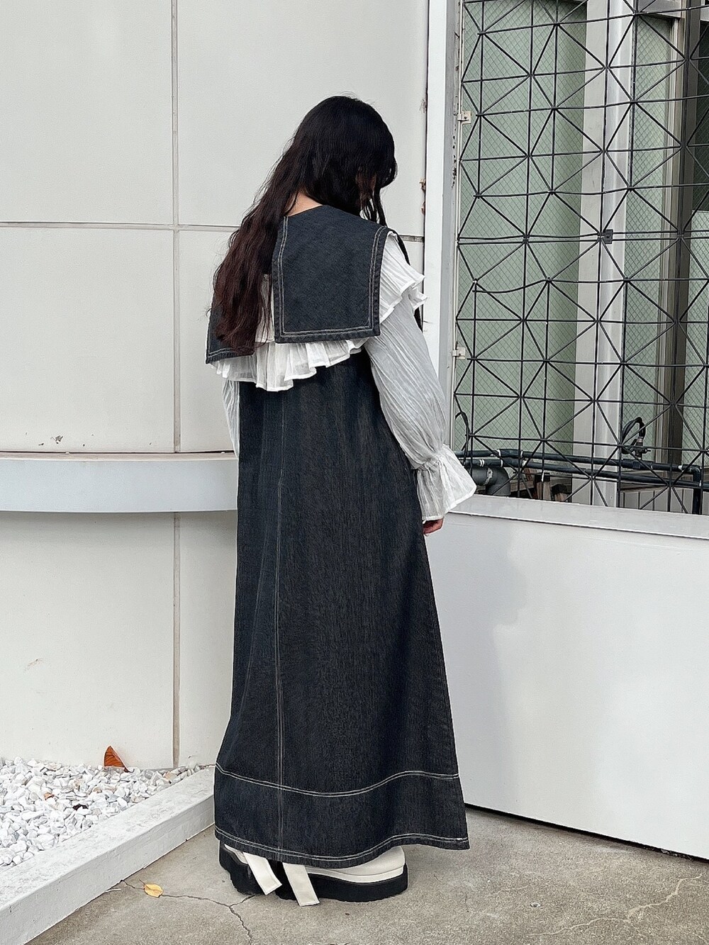 ブラック系のワンピース、ホワイト系のパンプス、ホワイト系のシャツ/ブラウスを着用したレディースの秋コーディネートの2枚目の写真