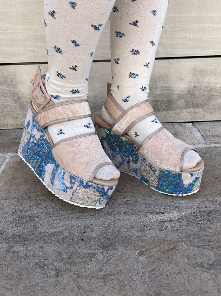 ホワイト系のカーディガン/ボレロ、ブルー系のサンダル、ホワイト系のトートバッグを着用したレディースの春コーディネートの7枚目の写真