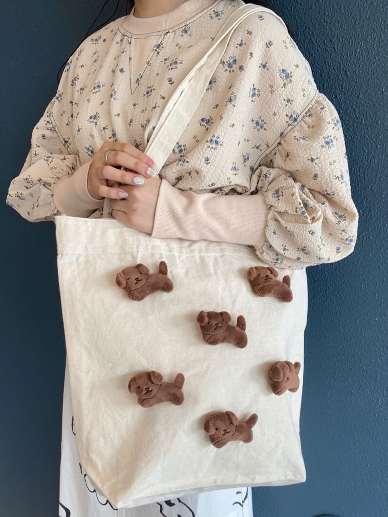 ホワイト系のトートバッグ、ベージュ系のTシャツ/カットソー、ホワイト系のスカートを着用したレディースの夏コーディネートの7枚目の写真