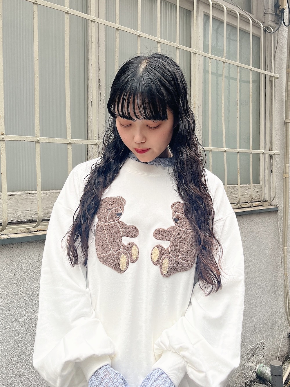 ホワイト系のスウェット、ブルー系のTシャツ/カットソー、ホワイト系のスカートを着用したレディースの秋コーディネートの5枚目の写真