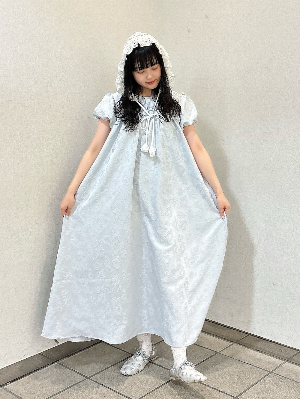 ブルー系のワンピース、シルバー系のバレエシューズ、ホワイト系のニットキャップ/ビーニーを着用したレディースの春コーディネートの2枚目の写真