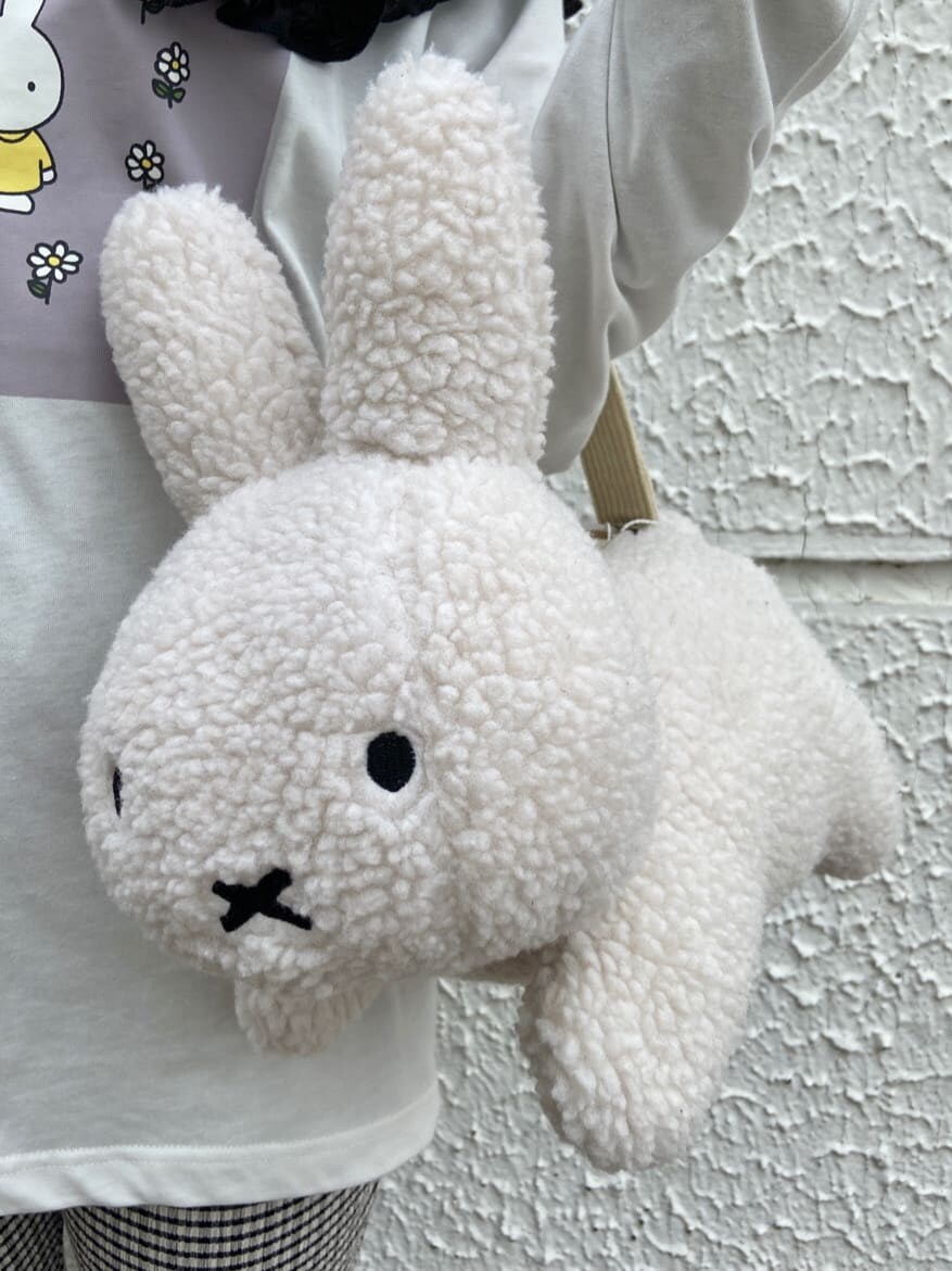 ホワイト系のハンドバッグ、ホワイト系のTシャツ/カットソー、ブラック系のその他パンツを着用したレディースの夏コーディネートの6枚目の写真