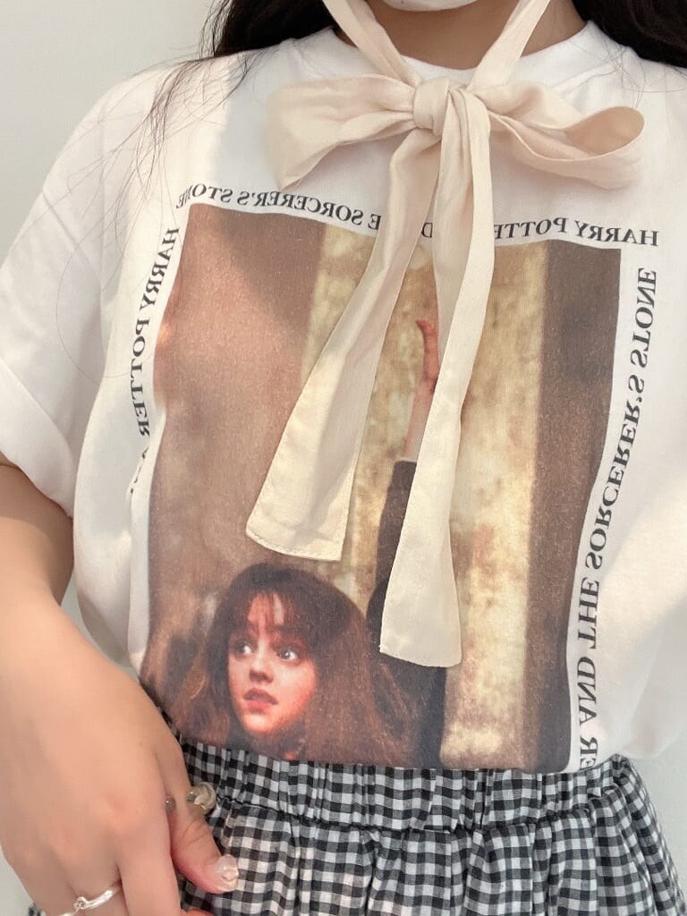 ホワイト系のサンダル、ホワイト系のTシャツ/カットソー、ブラック系のスカートを着用したレディースの夏コーディネートの4枚目の写真