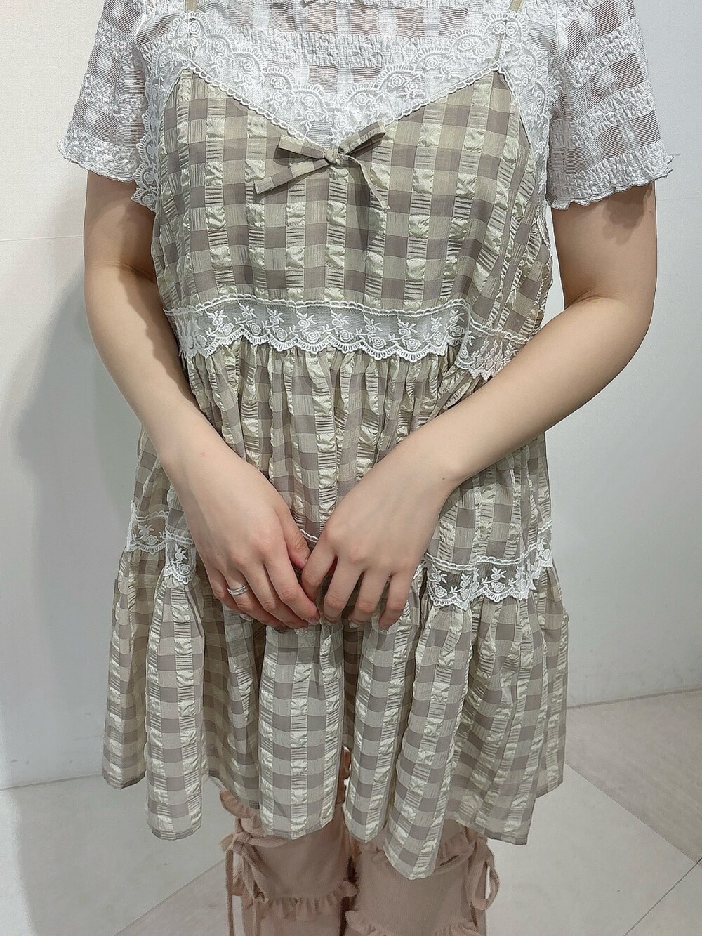 ベージュ系のキャミソール、ホワイト系のTシャツ/カットソー、ピンク系のスウェットパンツを着用したレディースの夏コーディネートの6枚目の写真