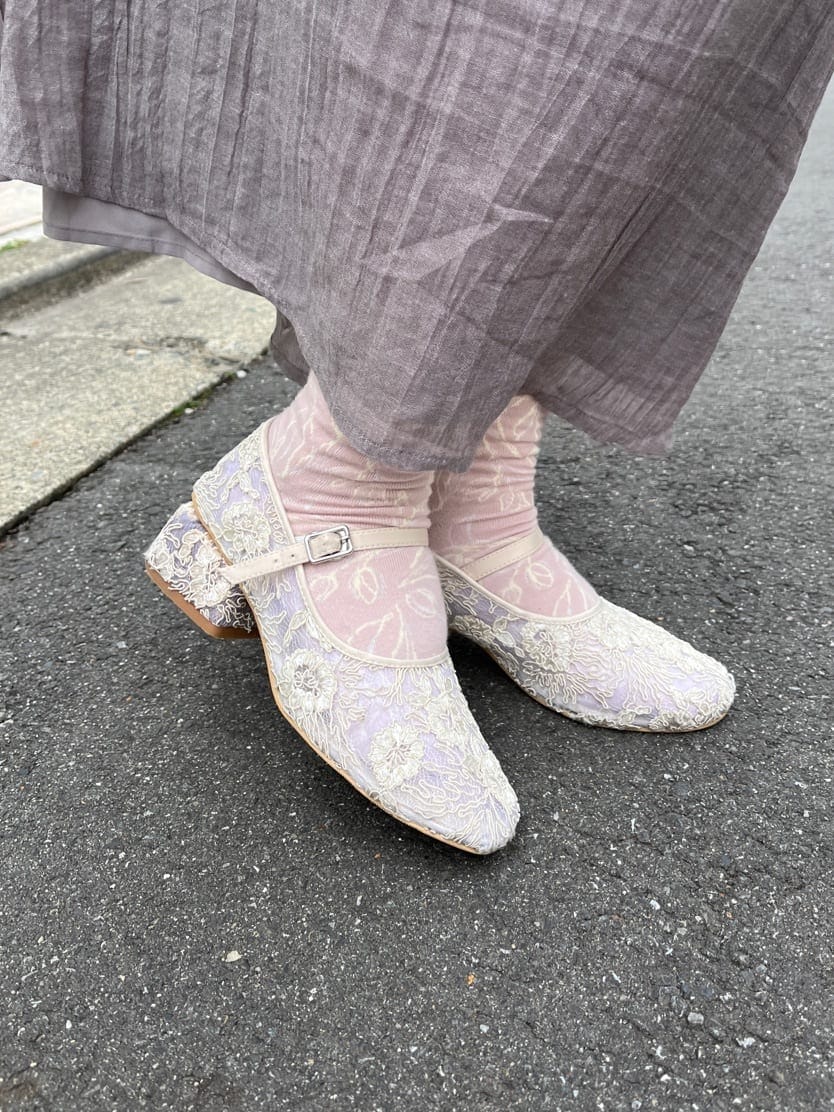 ホワイト系のパンプス、ホワイト系のハンドバッグ、グレー系のワンピースを着用したレディースの春コーディネートの7枚目の写真