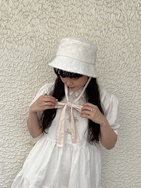 ホワイト系のワンピース、その他のドレスシューズ、ホワイト系のハットを着用したレディースの夏コーディネートの3枚目の写真