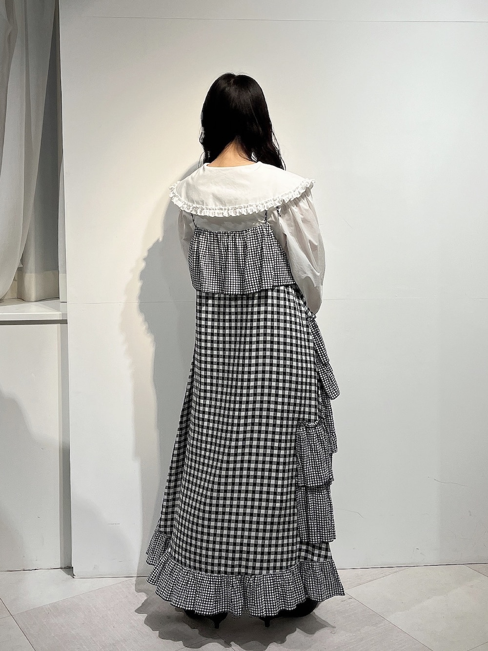 ホワイト系のシャツ/ブラウス、その他のワンピース、ブラック系のパンプスを着用したレディースの春コーディネートの2枚目の写真