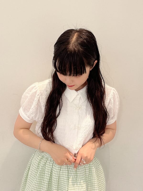 ベージュ系のサンダル、グリーン系のスカート、ホワイト系のシャツ/ブラウスを着用したレディースの夏コーディネートの2枚目の写真