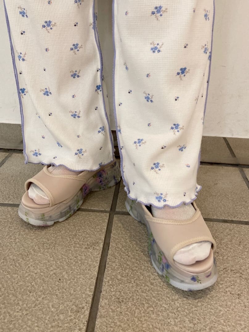 ホワイト系のサンダル、ピンク系のワンピース、ホワイト系のその他パンツを着用したレディースの夏コーディネートの5枚目の写真