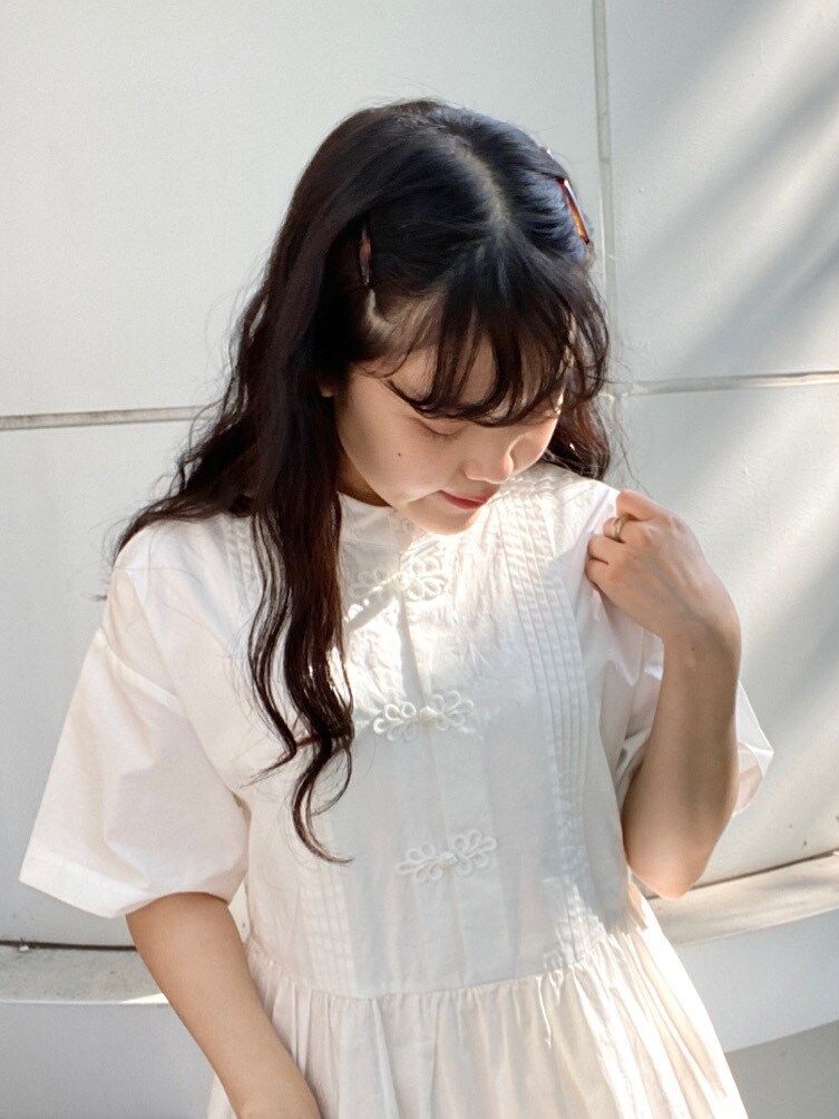 ベージュ系のパンプス、ホワイト系のワンピース、ホワイト系のその他パンツを着用したレディースの春コーディネートの3枚目の写真