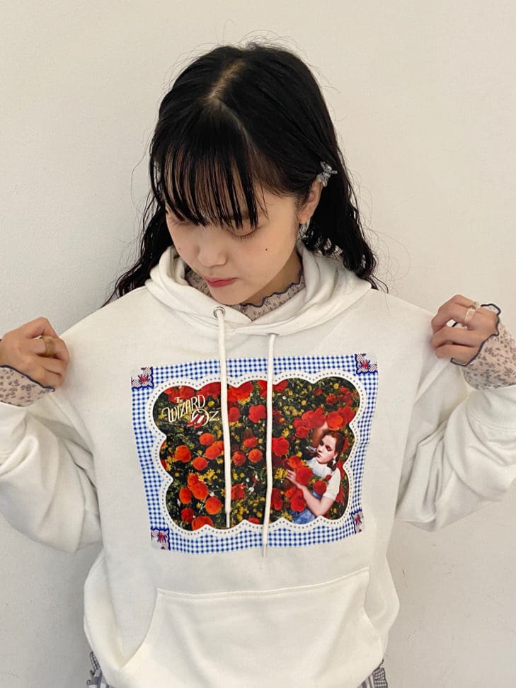 グレー系のスカート、ブルー系のスニーカー、ホワイト系のTシャツ/カットソーを着用したレディースの秋コーディネートの3枚目の写真