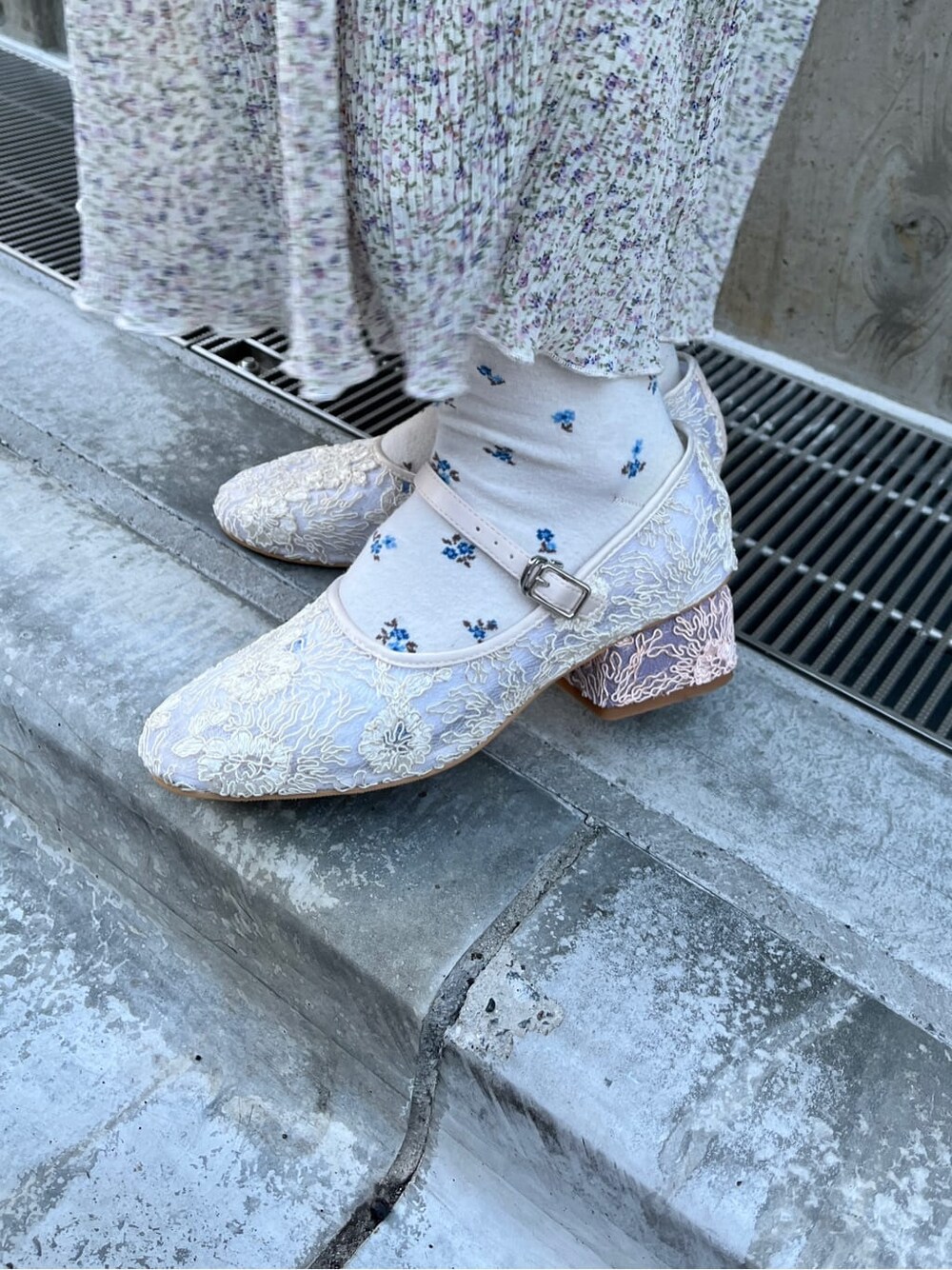 ホワイト系のシャツ/ブラウス、ホワイト系のパンプス、ブルー系のカーディガン/ボレロを着用したレディースの冬コーディネートの7枚目の写真
