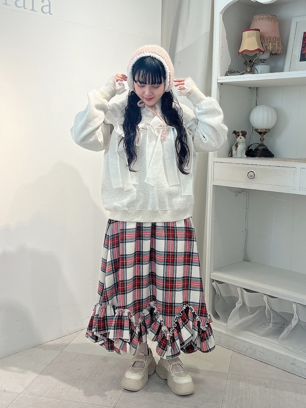 ホワイト系のスウェット、ホワイト系のニット/セーター、ホワイト系のスカートを着用したレディースの秋コーディネートの2枚目の写真