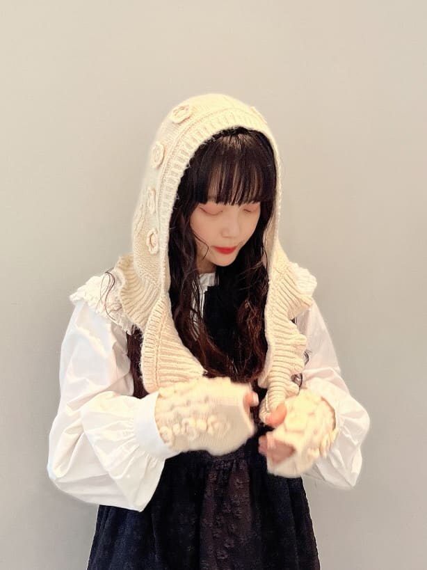 ホワイト系のブーツ、ホワイト系のシャツ/ブラウス、ブラック系のワンピースを着用したレディースの秋コーディネートの3枚目の写真