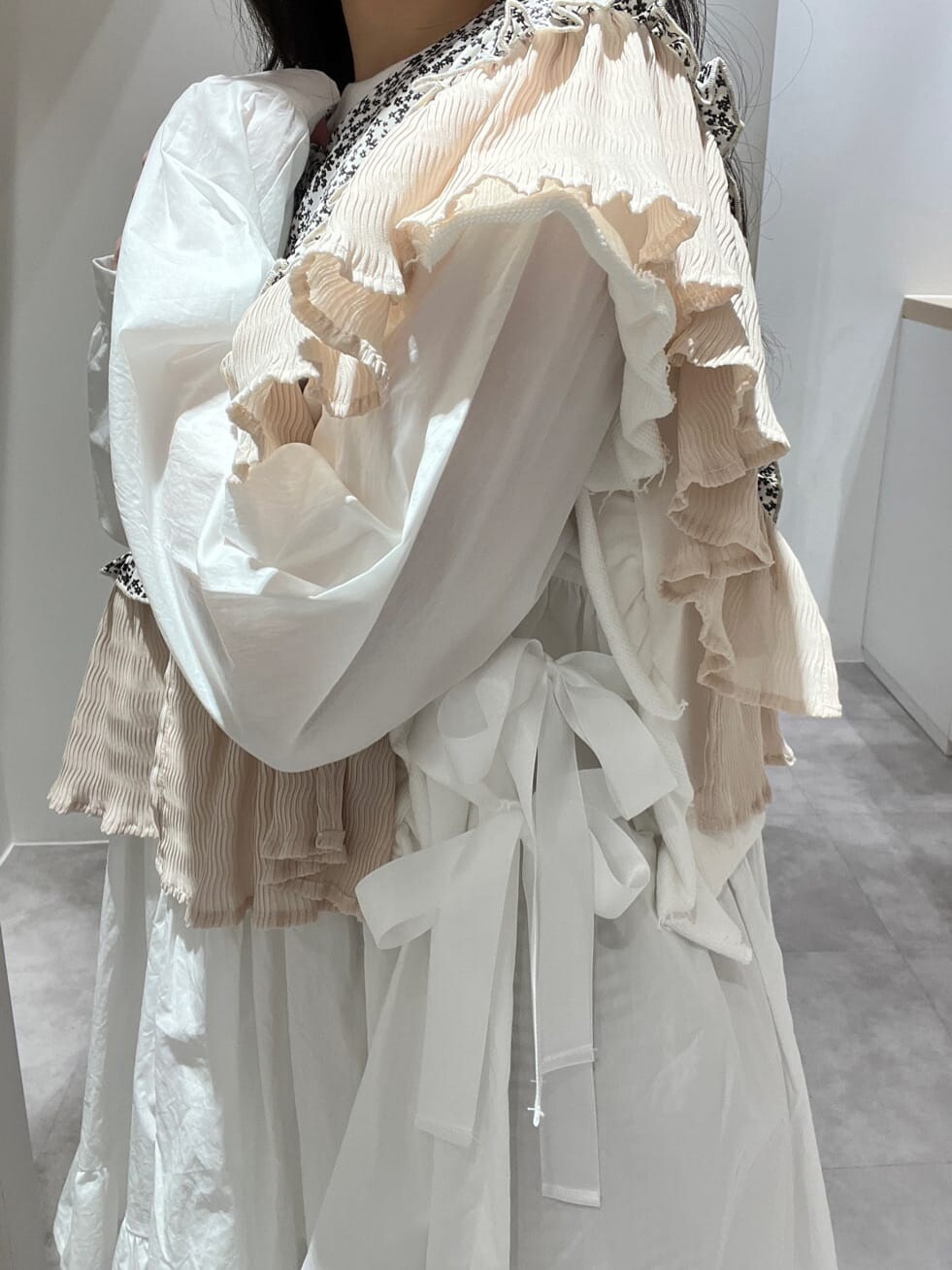 ベージュ系のその他パンツ、ホワイト系のワンピース、ホワイト系のスニーカーを着用したレディースの春コーディネートの7枚目の写真