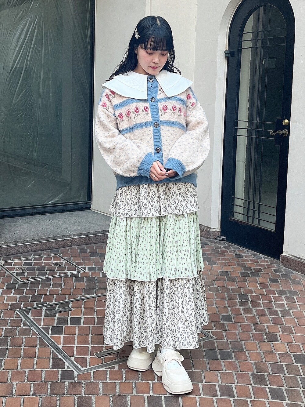 ホワイト系のシャツ/ブラウス、ブルー系のカーディガン/ボレロ、グリーン系のスカートを着用したレディースの冬コーディネートの2枚目の写真