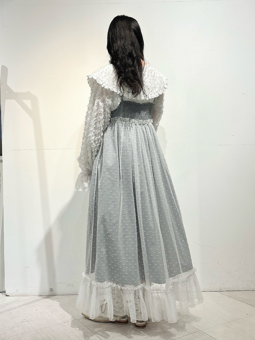 ホワイト系のシャツ/ブラウス、グレー系のワンピース、ホワイト系のローファーを着用したレディースの秋コーディネートの5枚目の写真