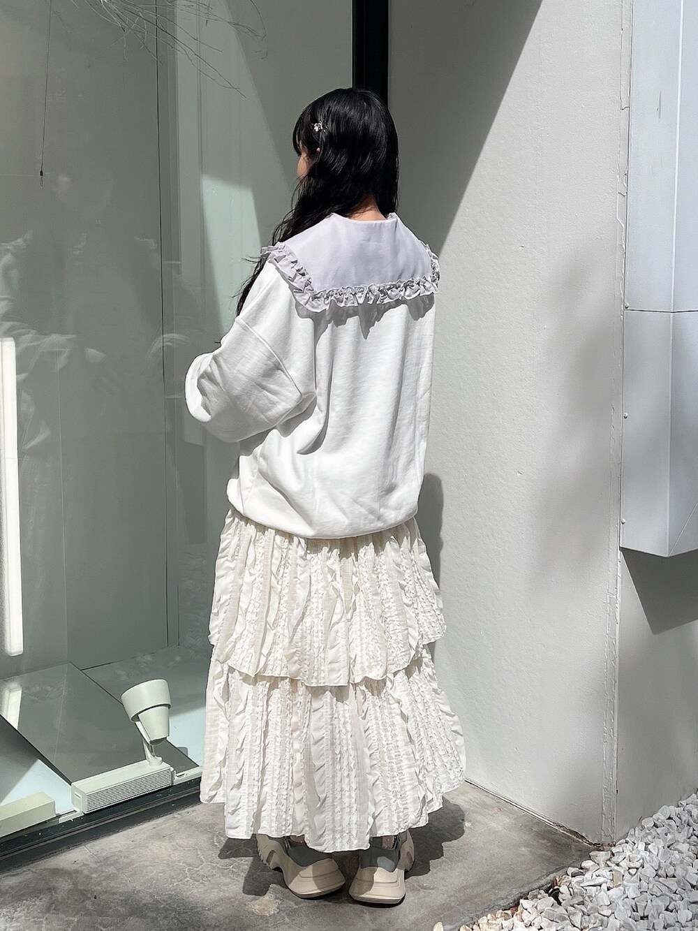 ブルー系のシャツ/ブラウス、ホワイト系のスウェット、ホワイト系のスカートを着用したレディースの秋コーディネートの3枚目の写真