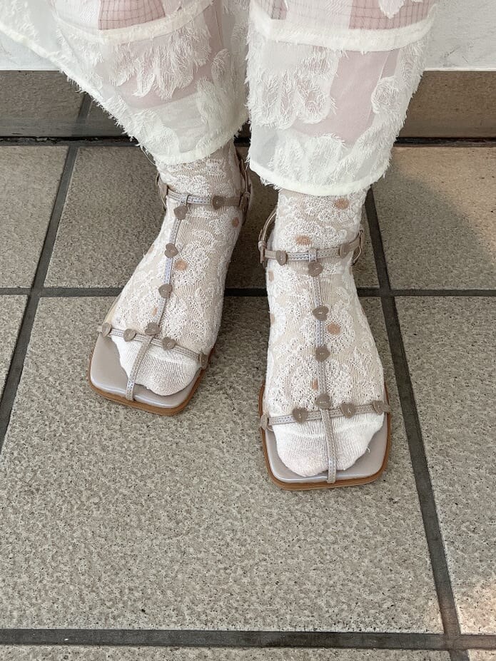 ホワイト系のシャツ/ブラウス、ホワイト系のスカート、パープル系のサンダルを着用したレディースの夏コーディネートの4枚目の写真