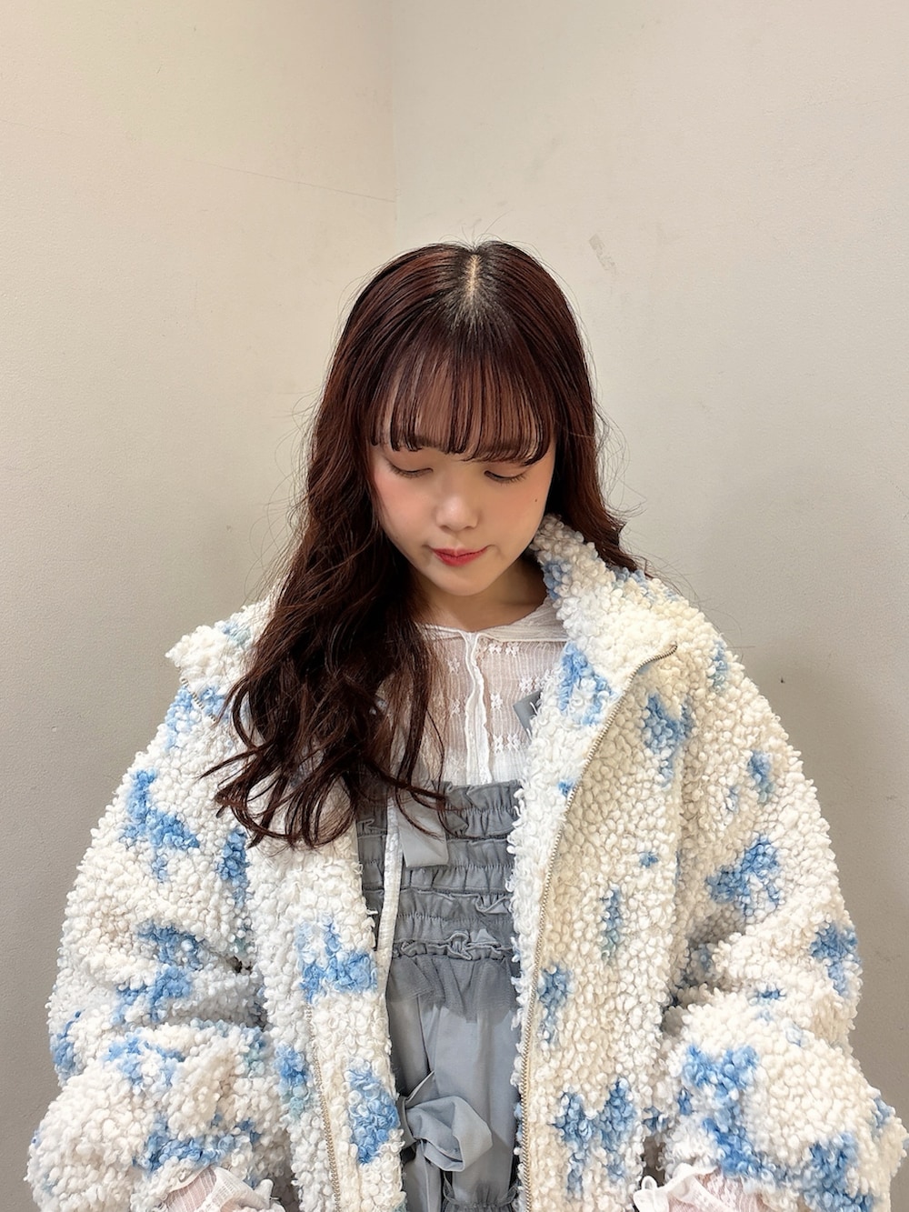 ブルー系のブルゾン、ホワイト系のTシャツ/カットソー、ブルー系のワンピースを着用したレディースの冬コーディネートの4枚目の写真