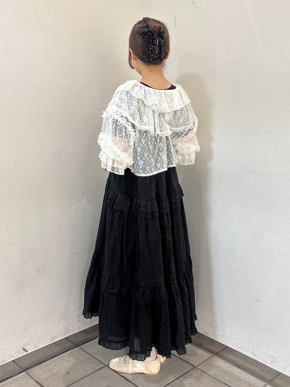 ホワイト系のカーディガン/ボレロ、ブルー系のショルダーバッグ、ブラック系のワンピースを着用したレディースの夏コーディネートの5枚目の写真