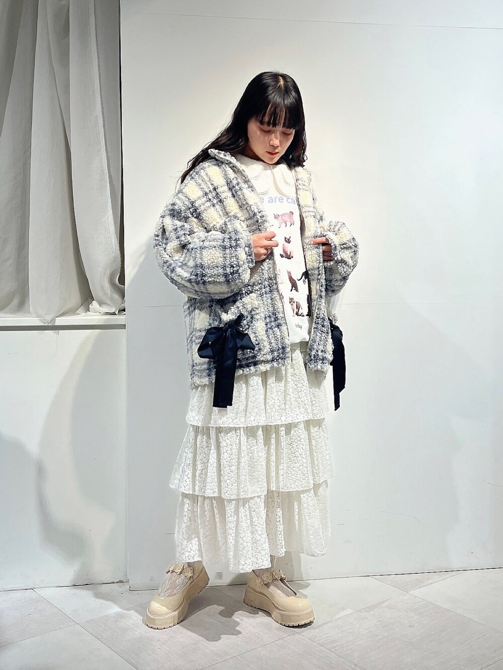 ホワイト系のシャツ/ブラウス、ホワイト系のスウェット、パープル系のブルゾンを着用したレディースの冬コーディネートの2枚目の写真