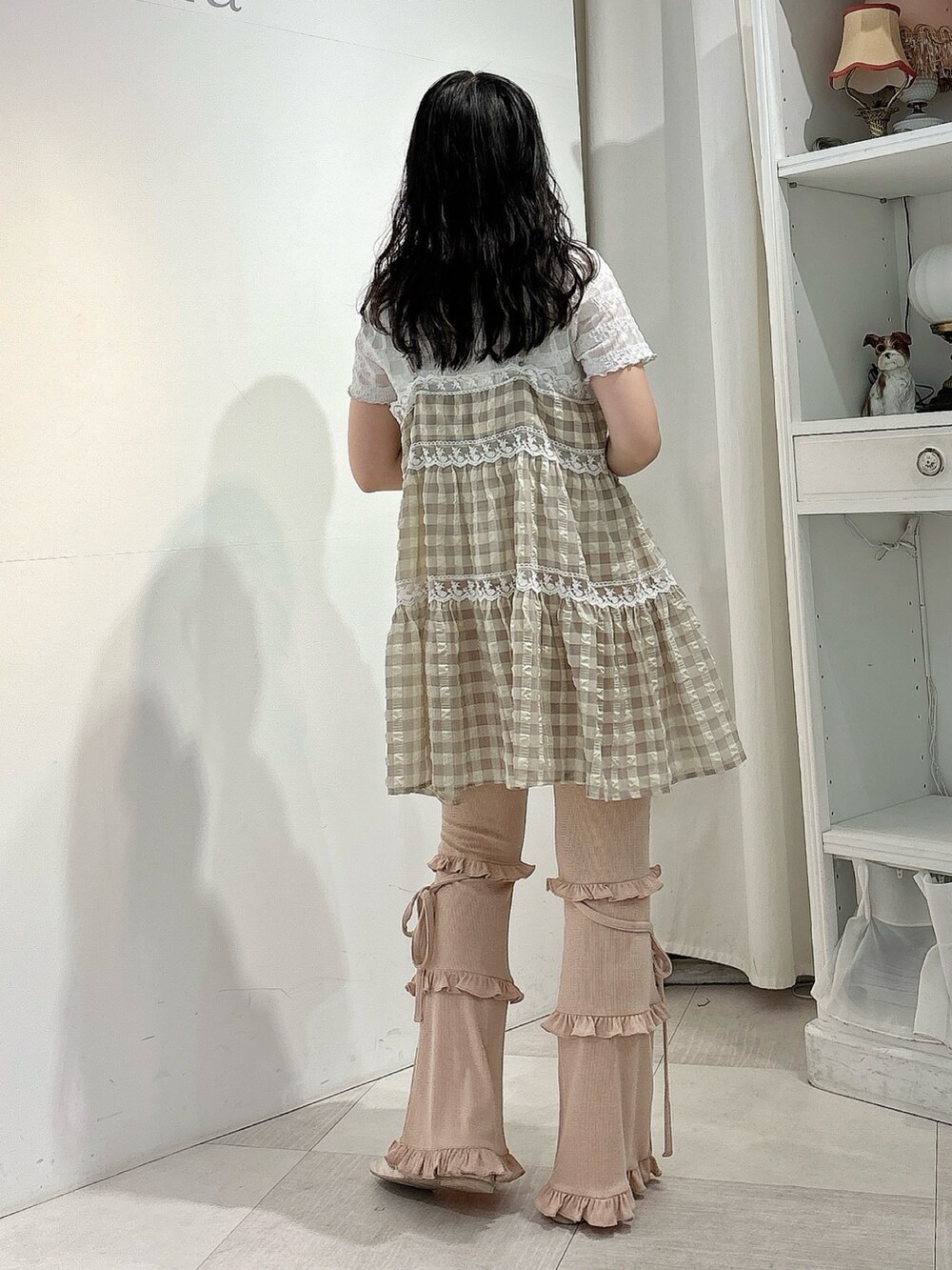 ベージュ系のキャミソール、ホワイト系のTシャツ/カットソー、ピンク系のスウェットパンツを着用したレディースの夏コーディネートの4枚目の写真