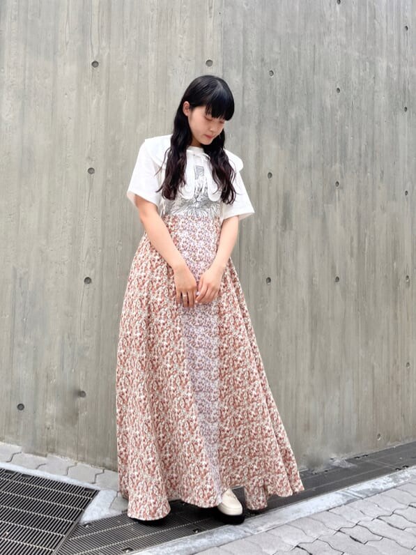 ホワイト系のスカート、ホワイト系のローファー、ホワイト系のTシャツ/カットソーを着用したレディースの春コーディネートの2枚目の写真