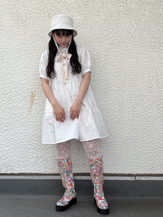 ホワイト系のワンピース、その他のドレスシューズ、ホワイト系のハットを着用したレディースの夏コーディネートの2枚目の写真