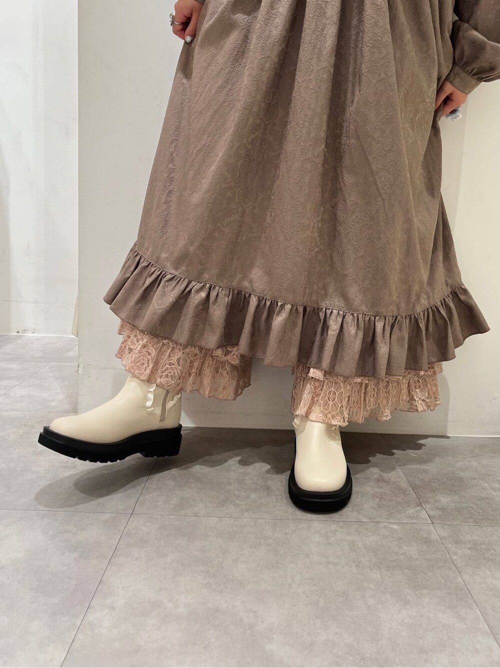 ホワイト系のブーツ、ピンク系のその他パンツ、ブラウン系のワンピースを着用したレディースの秋コーディネートの5枚目の写真