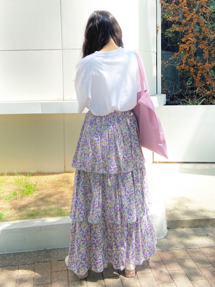 パープル系のトートバッグ、ピンク系のTシャツ/カットソーを着用したレディースの春コーディネートの3枚目の写真
