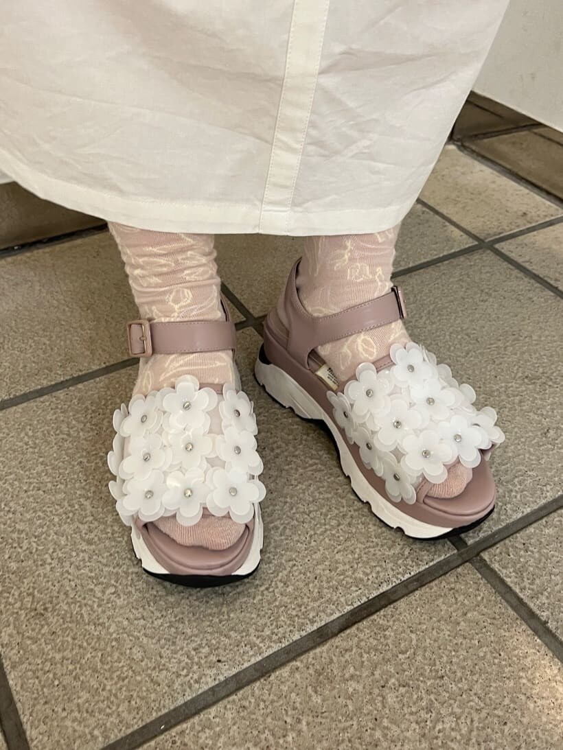 パープル系のハンドバッグ、ホワイト系のワンピース、ピンク系のサンダルを着用したレディースの春コーディネートの4枚目の写真