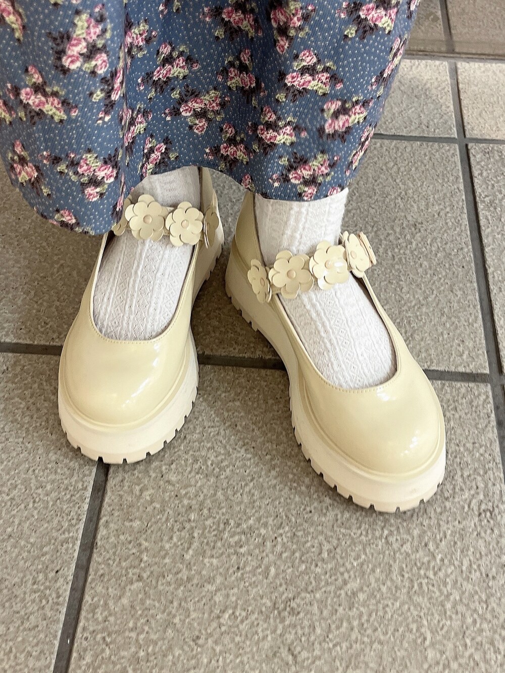 ホワイト系のシャツ/ブラウス、ホワイト系のスウェット、ブルー系のジャンパースカートを着用したレディースの秋コーディネートの4枚目の写真