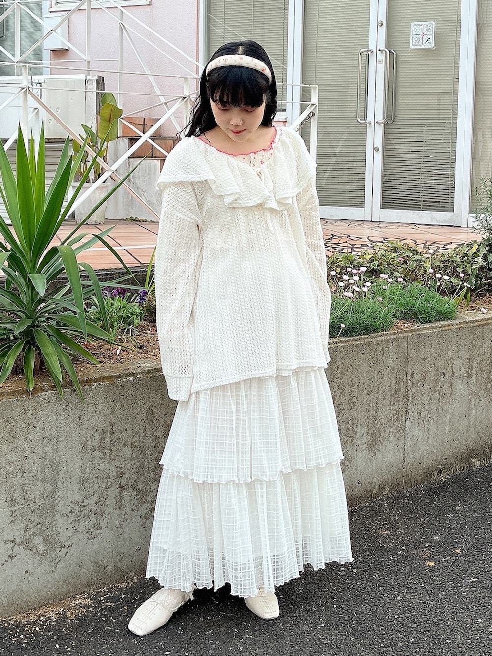 ホワイト系のパンプス、ホワイト系のTシャツ/カットソー、ホワイト系のTシャツ/カットソーを着用したレディースの春コーディネートの2枚目の写真