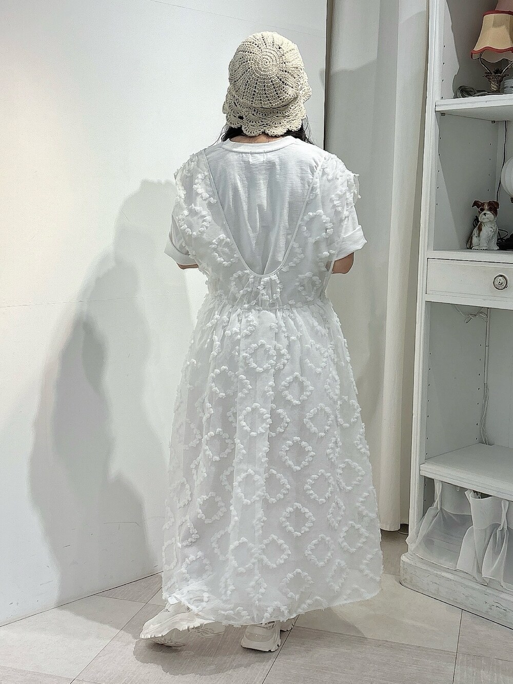 ホワイト系のTシャツ/カットソー、ホワイト系のジャンパースカート、ホワイト系のスニーカーを着用したレディースの春コーディネートの4枚目の写真