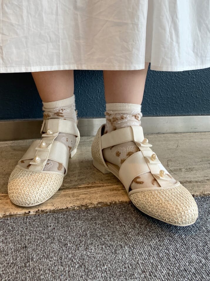 ホワイト系のブルゾン、ホワイト系のワンピース、ベージュ系のパンプスを着用したレディースの夏コーディネートの8枚目の写真