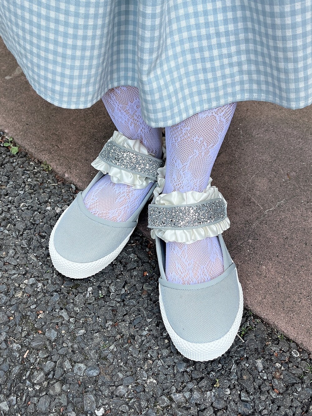 ホワイト系のスウェット、ホワイト系のショルダーバッグ、ブルー系のワンピースを着用したレディースの冬コーディネートの9枚目の写真