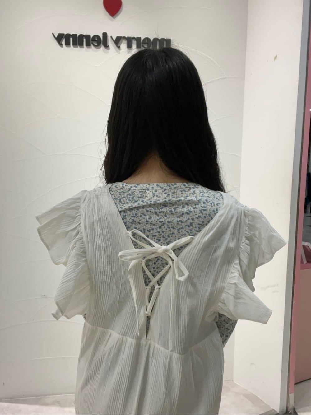 ホワイト系のワンピース、ブルー系のスニーカー、ブルー系のハンドバッグを着用したレディースの冬コーディネートの5枚目の写真