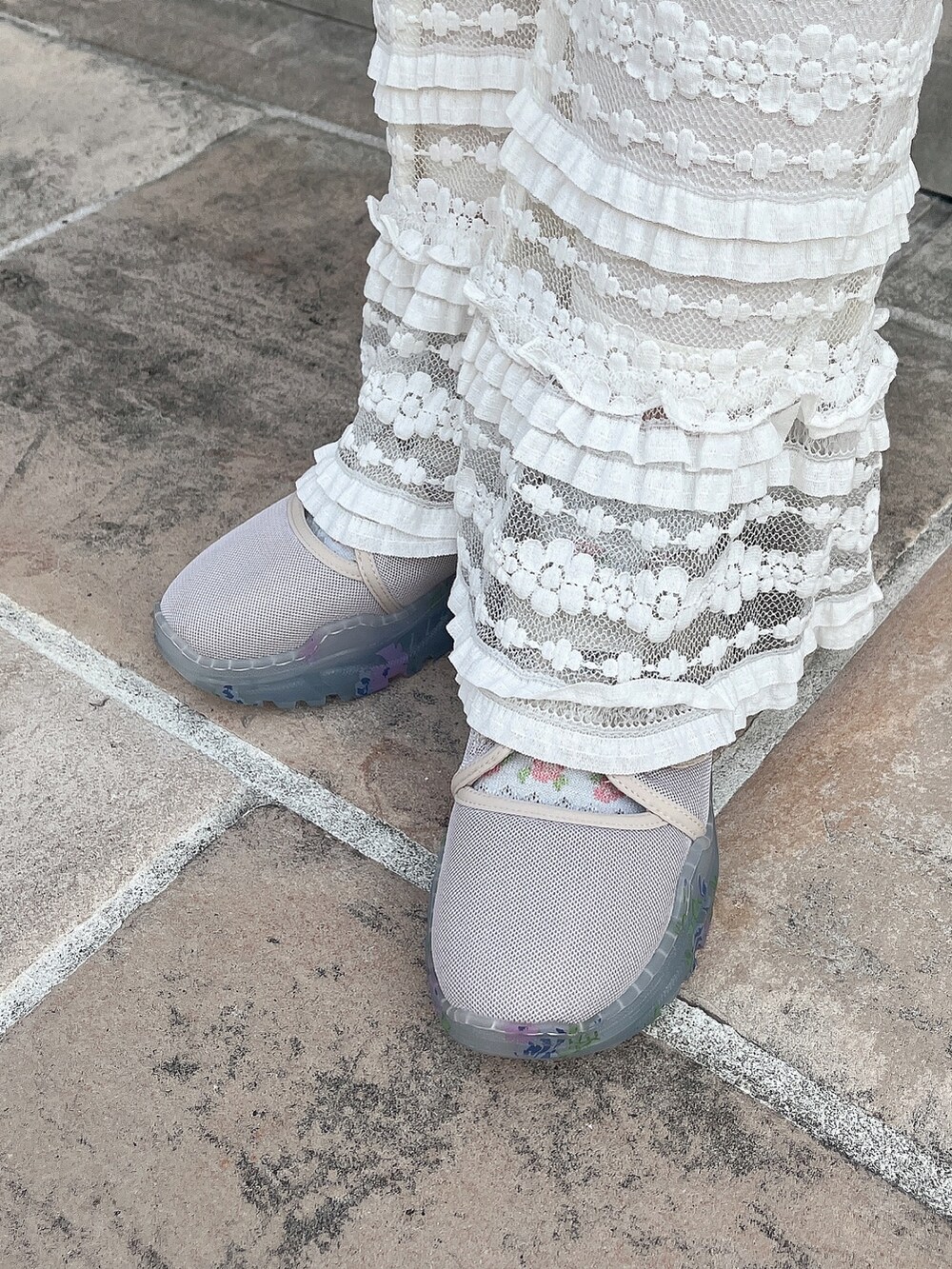 グリーン系のスウェット、ホワイト系のワンピース、ホワイト系のスウェットパンツを着用したレディースの秋コーディネートの7枚目の写真